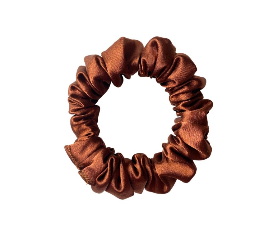 Scrunchie by Terrie – Handmade Saténová gumička na kučeravé vlasy tmavo - škoricová